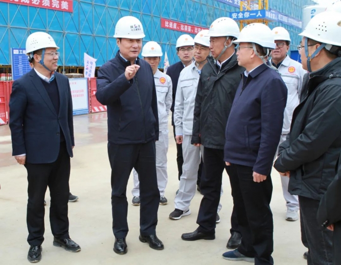 省人大常委會(huì)副主任、省...